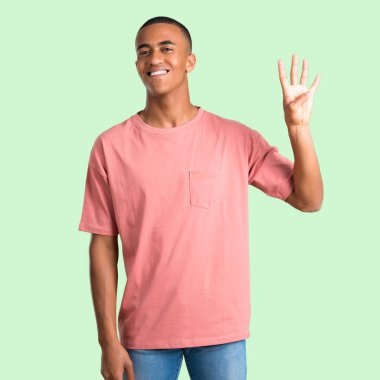 Adam mutlu ve sayım dört parmaklı yeşil izole zemin üzerine koyu derili