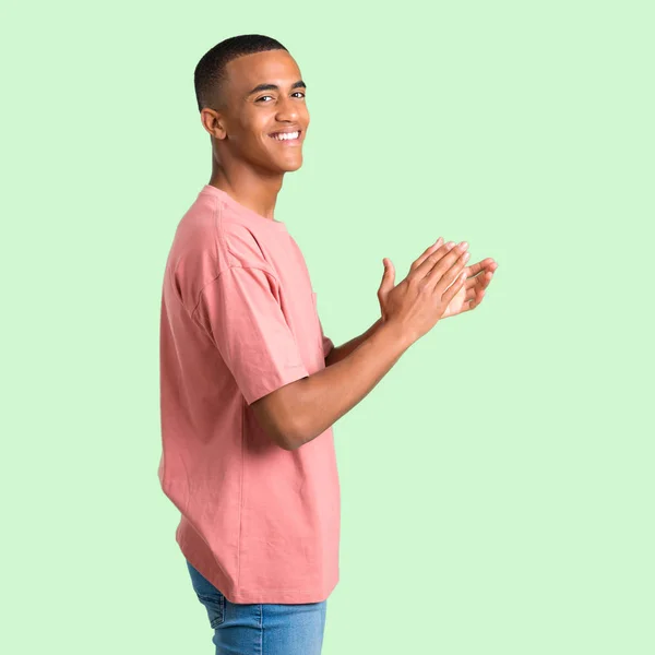 Donker Gevild Man Applaudisseren Presentatie Een Conferentie Groene Geïsoleerd Achtergrond — Stockfoto