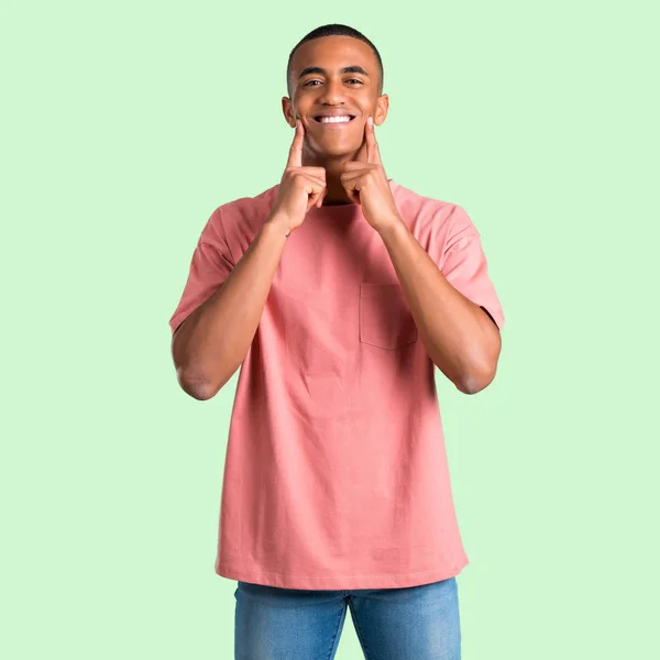 Темношкірий Чоловік Посміхається Щасливим Приємним Виразом Вказуючи Рот Обличчя Пальцями — стокове фото