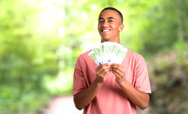 Jonge Afro Amerikaanse Man Een Heleboel Geld Nemen Een Park — Stockfoto