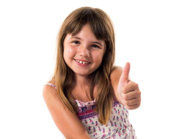 Başparmağı havada küçük bir kız.