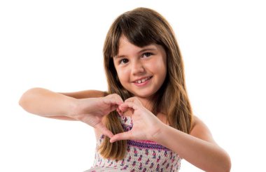 Küçük kız elleri ile bir kalp yapma