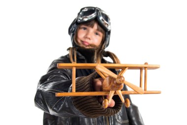 Pilot şapkası ahşap oyuncak uçak tutan genç kız