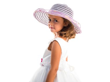 Şapkalı küçük sarışın kız