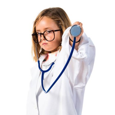 Doktor olmak için oynamak ve bir enstrüman tutan küçük kız