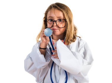 Doktor olmak için oynamak ve bir enstrüman tutan küçük kız