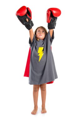 Küçük sarışın kız süper kahraman gibi giyinmiş