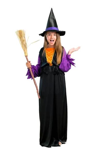 Celovečerní Snímek Malé Holčičky Oblečený Jako Čarodějnice Halloween Svátky Překvapením — Stock fotografie