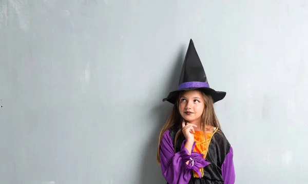 Kis Lány Öltözött Mint Egy Boszorkány Halloween Ünnepek Gondolkodás — Stock Fotó
