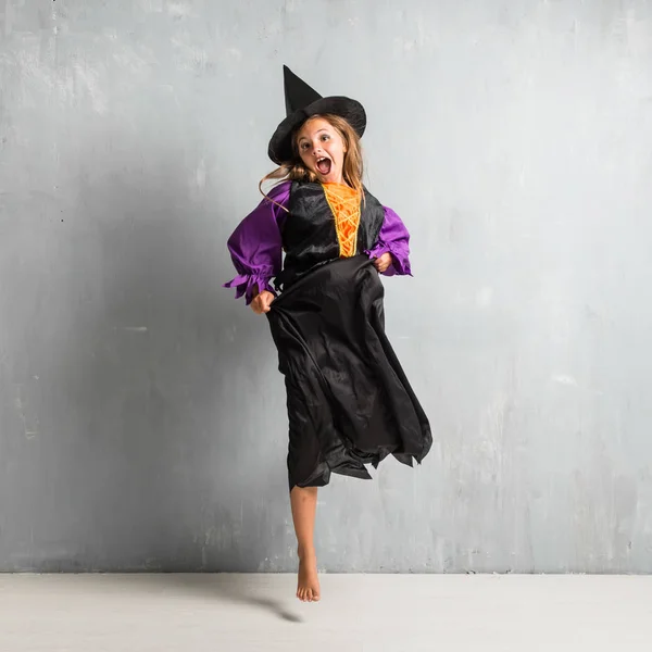 Petite Fille Habillée Sorcière Pour Les Vacances Halloween Saut — Photo