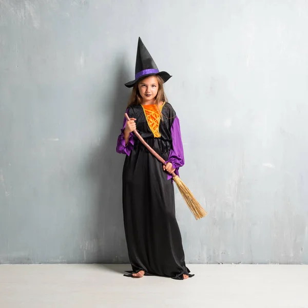 Petite Fille Habillée Comme Une Sorcière Pour Les Vacances Halloween — Photo