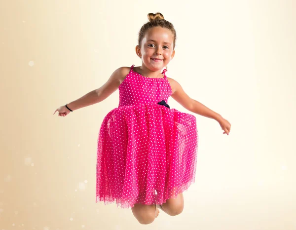 Niña Con Vestido Rosa Saltando —  Fotos de Stock