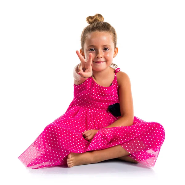 Niña Con Vestido Rosa Haciendo Gesto Victoria —  Fotos de Stock