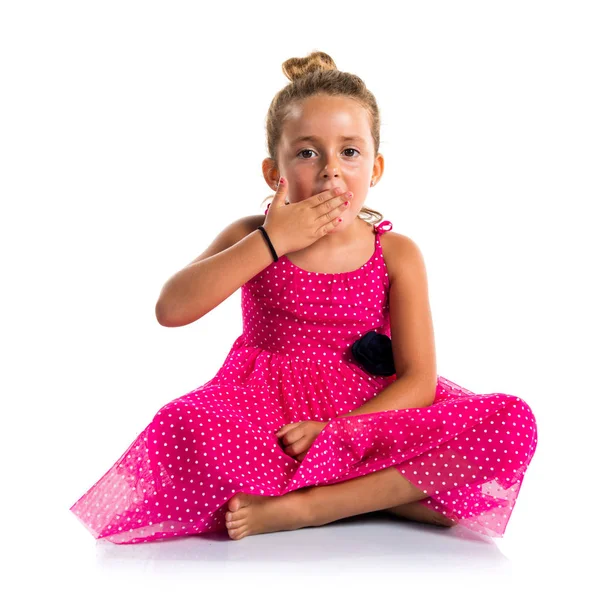 Niña Con Vestido Rosa Haciendo Gesto Sorpresa — Foto de Stock