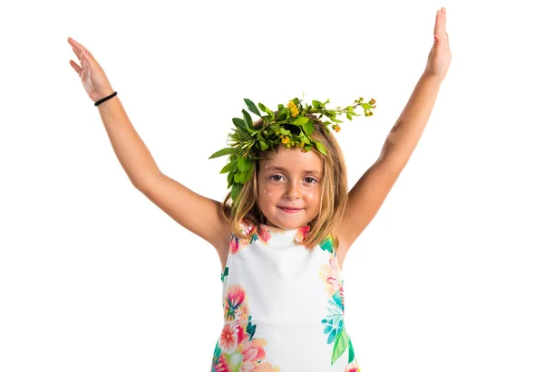 Blond Tjej Med Krona Blommor — Stockfoto