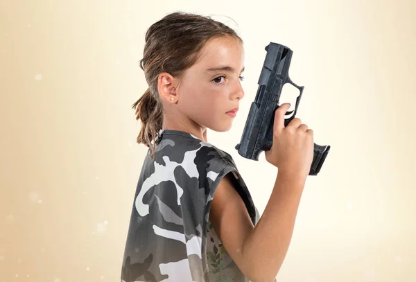 Liten Flicka Spelar För Att Bli Soldat Och Hålla Pistol — Stockfoto