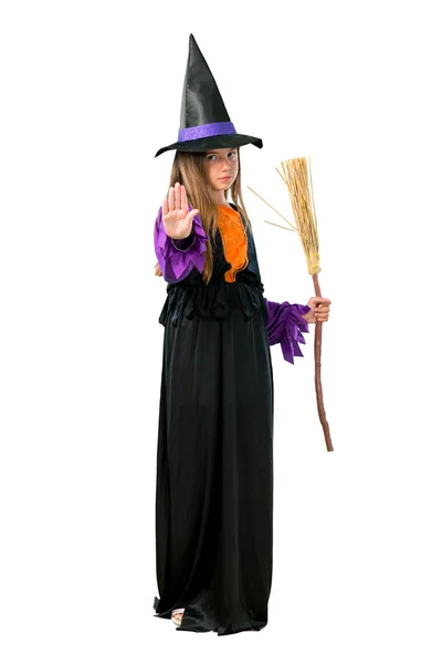 彼女の手は 白で隔離でジェスチャーを停止を作るハロウィーンの休日のため魔女に扮した少女のフルレングス ショット ストック画像