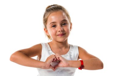 Küçük Prenses kız elleri ile bir kalp yapma
