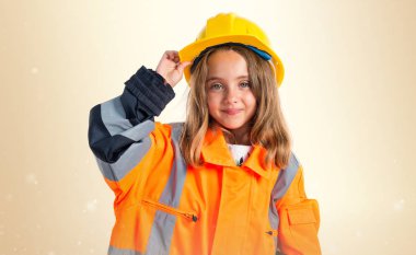 Küçük sarışın kız işçi gibi giyinmiş