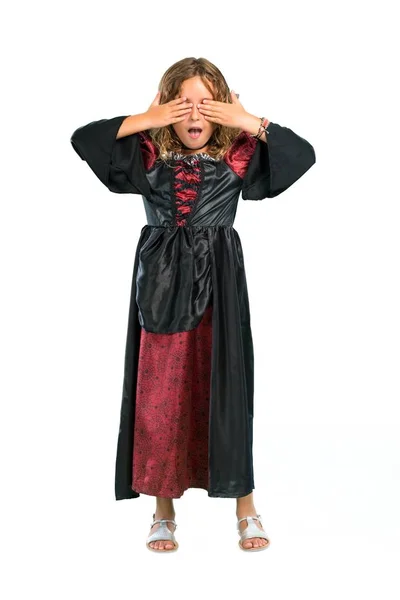 Полнометражный Снимок Ребенка Одетого Вампир Праздники Хэллоуина Закрывающего Глаза Руками — стоковое фото