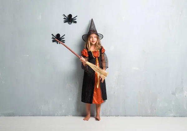 Kleines Mädchen Verkleidet Als Hexe Für Halloween Feiertage — Stockfoto