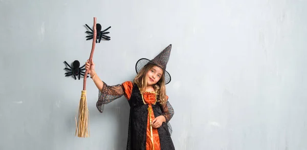 Kleines Mädchen Verkleidet Als Hexe Für Halloween Feiertage — Stockfoto