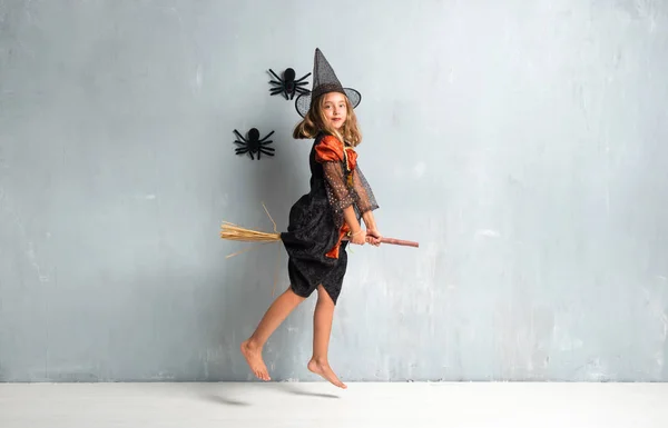 Malá Dívka Oblečená Jako Čarodějnice Svátky Halloween Výše Koště Létání — Stock fotografie