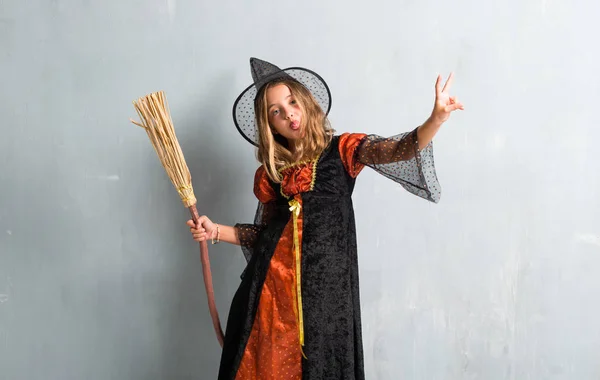 Niña Vestida Bruja Sosteniendo Una Escoba Para Las Fiestas Halloween — Foto de Stock