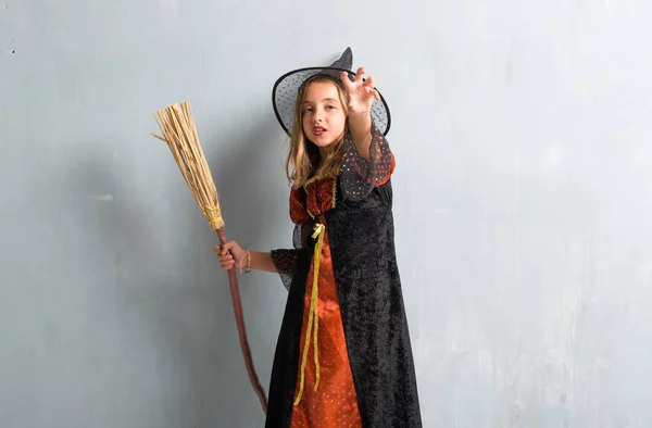 Menina Vestida Como Uma Bruxa Segurando Uma Vassoura Para Feriados — Fotografia de Stock