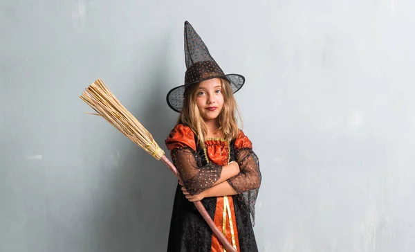 Malá Dívka Oblečená Jako Čarodějnice Drží Koště Svátky Halloween Rukama — Stock fotografie