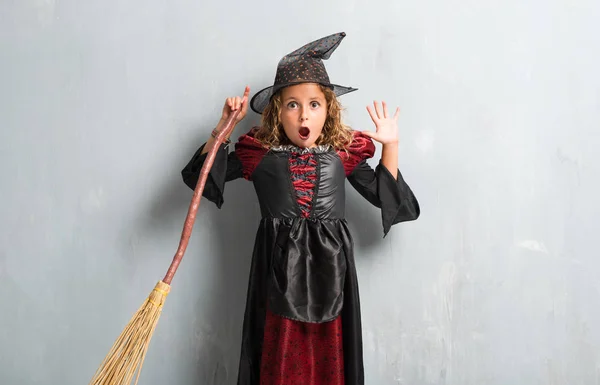 Kleines Mädchen Verkleidet Als Hexe Für Halloween Feiertage Macht Überraschungsgeste — Stockfoto