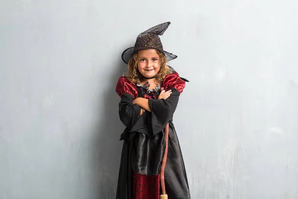 Niña Vestida Bruja Para Las Fiestas Halloween Con Los Brazos — Foto de Stock