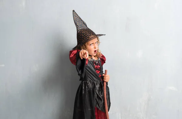 Menina Vestida Como Uma Bruxa Para Feriados Halloween Gritando — Fotografia de Stock