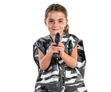 Bir asker gibi oynamaya ve bir tabanca tutan küçük kız