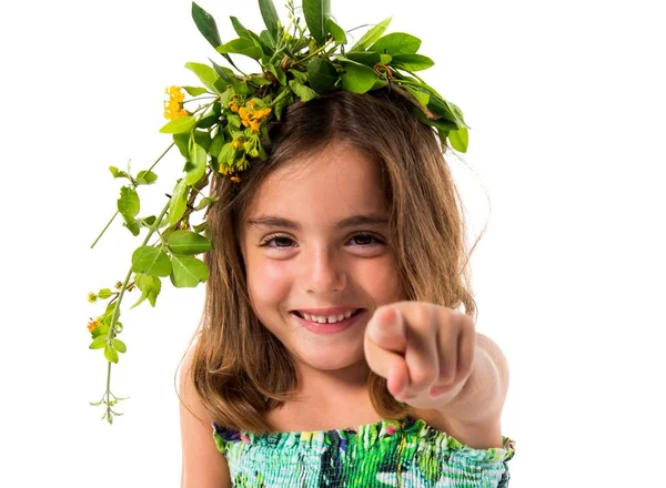 Menina Bonito Com Coroa Flores Apontando Para Frente — Fotografia de Stock