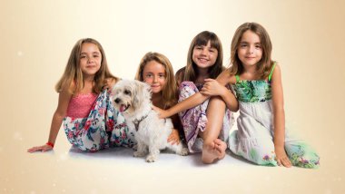 Bir köpekle oynamayı kız grubu