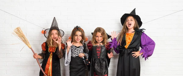 吸血鬼と魔女ハロウィーンの休日のための衣装を友人のグループ — ストック写真