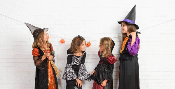 Groupe Amis Avec Costumes Vampires Sorcières Pour Les Vacances Halloween — Photo
