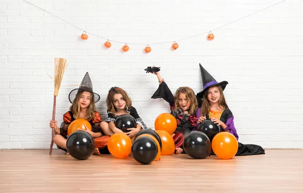 Groep Vrienden Met Kostuums Van Vampieren Heksen Voor Halloween Vakantie — Stockfoto
