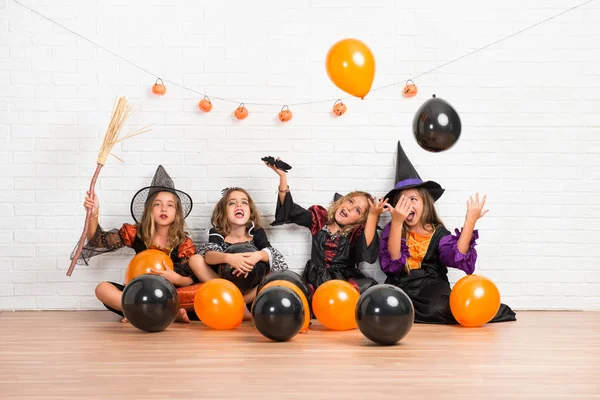 Groupe Amis Avec Costumes Vampires Sorcières Pour Les Vacances Halloween — Photo