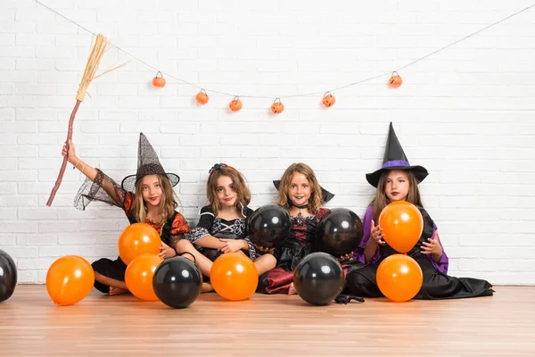 Groep Vrienden Met Kostuums Van Vampieren Heksen Voor Halloween Vakantie — Stockfoto