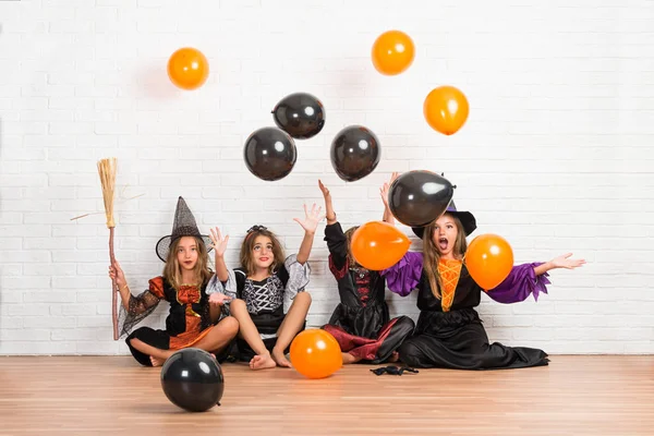 Grupo Amigos Con Disfraces Vampiros Brujas Para Fiestas Halloween Jugando — Foto de Stock