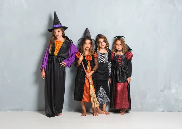 Groupe Amis Avec Costumes Vampires Sorcières Pour Les Vacances Halloween — Photo