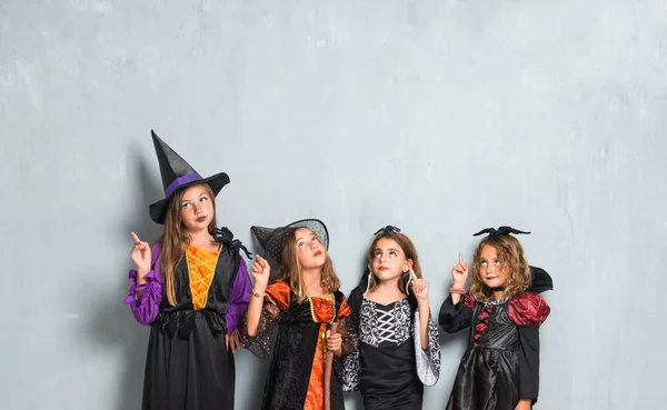 Groep Vrienden Met Kostuums Van Vampieren Heksen Voor Halloween Vakantie — Stockfoto