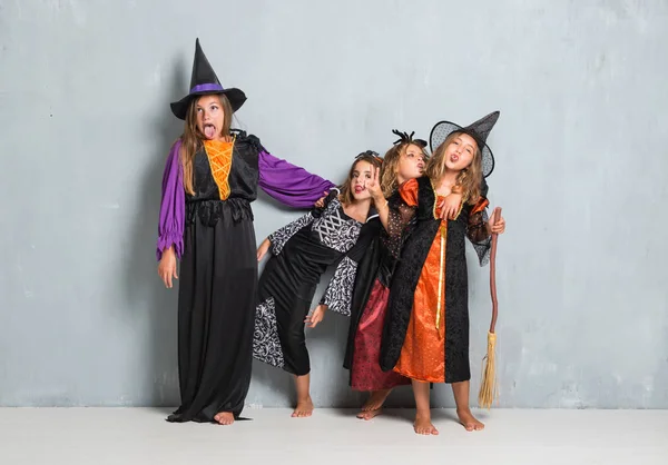 吸血鬼と魔女ハロウィーンの休日冗談のための衣装を友人のグループ — ストック写真
