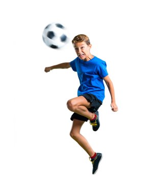 İzole beyaz zemin üzerine kafa ile topu isabet futbol oynayan çocuğun tam uzunlukta bir atış