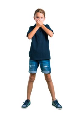 Küçük çocuk ağız beyaz arka plan üzerinde elleriyle kapsayan tam vücut