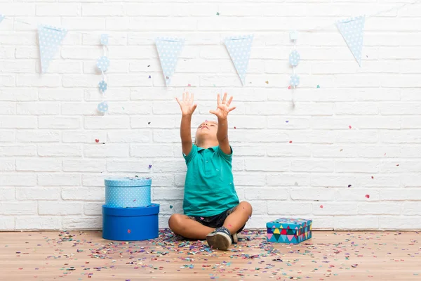 Garçon Fête Son Anniversaire Avec Des Confettis Dans Une Fête — Photo