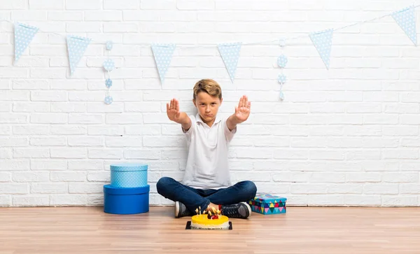 Pojke Som Firar Sin Födelsedag Med Tårta Att Göra Stopp — Stockfoto