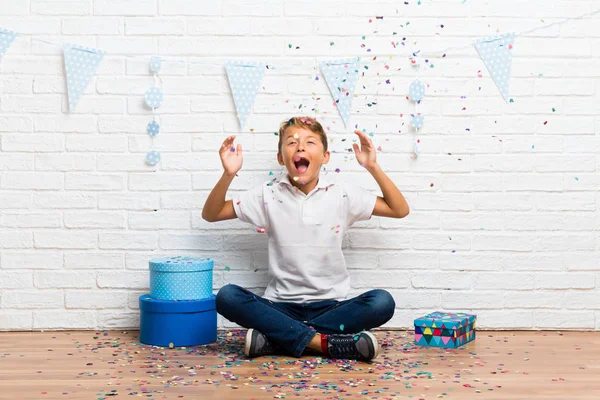 Ragazzo Festeggia Suo Compleanno Con Coriandoli Una Festa — Foto Stock